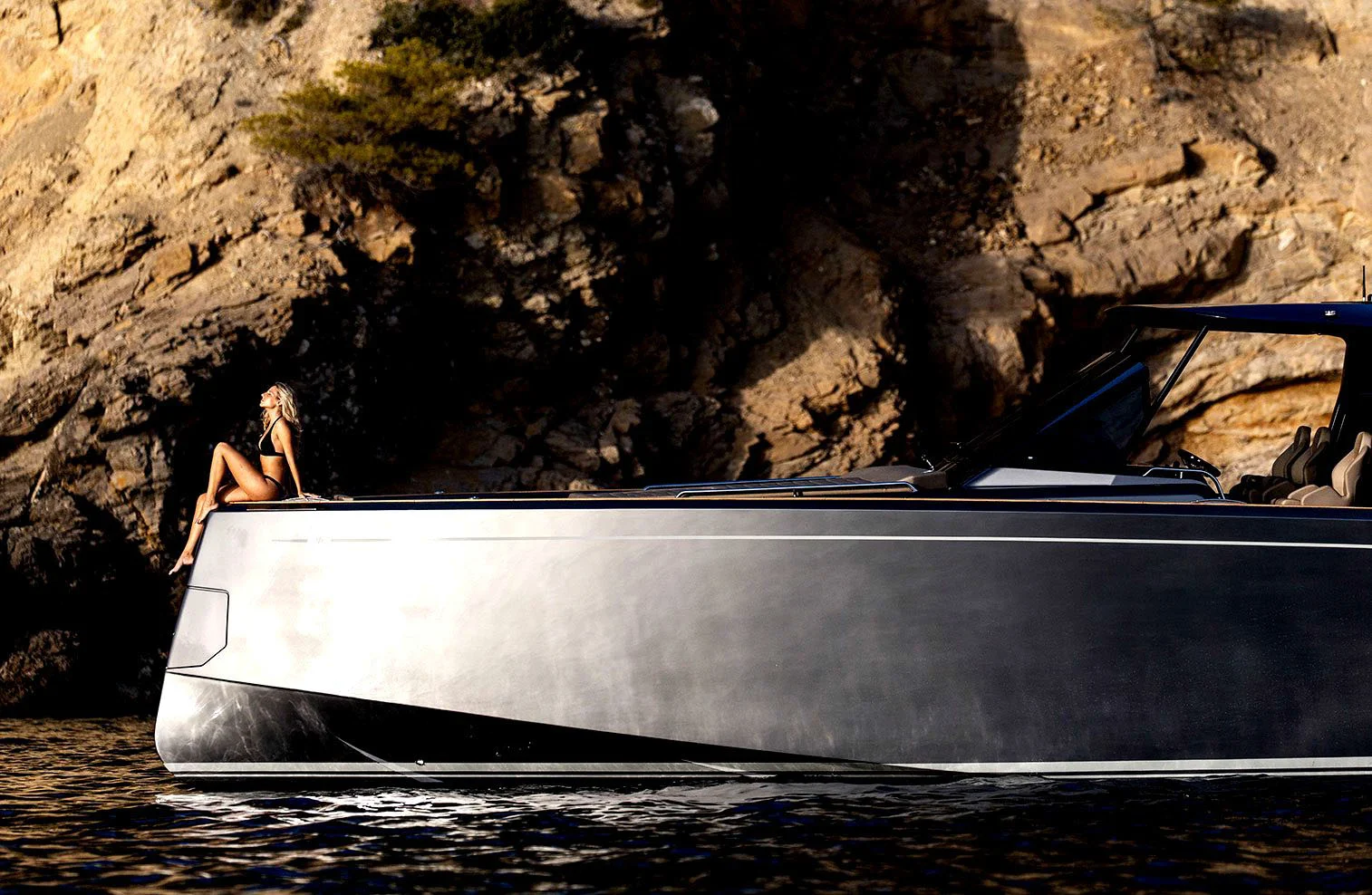 Luxury Yacht Charter - Pardo Main Deck